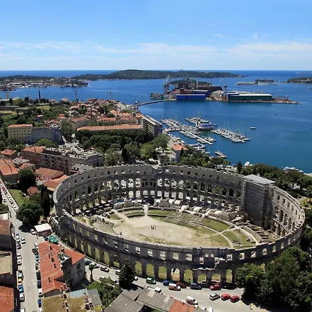 With A Parking Space - 17827 Pula